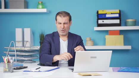 Businessman-looking-scared-at-laptop.